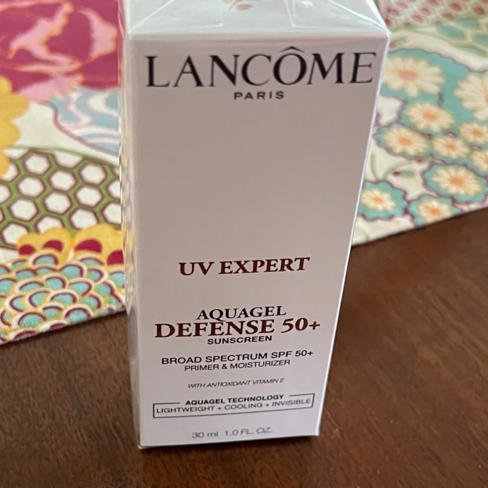 Lancôme UV Expert Aquagel Defense 50+ Sunscreen White - Picture 1 of 4